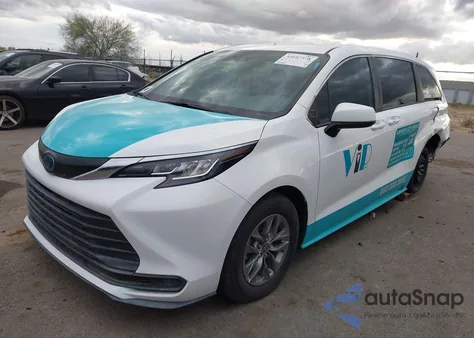 2021 Toyota Sienna Le z USA, uszkodzony, nr VIN 5TDKRKEC5MS014993